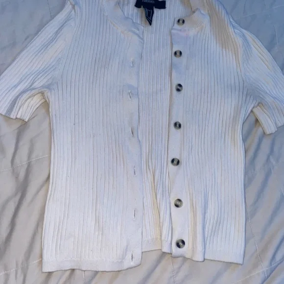 Cute White cropped Button Up Top - Picture 2 of 3